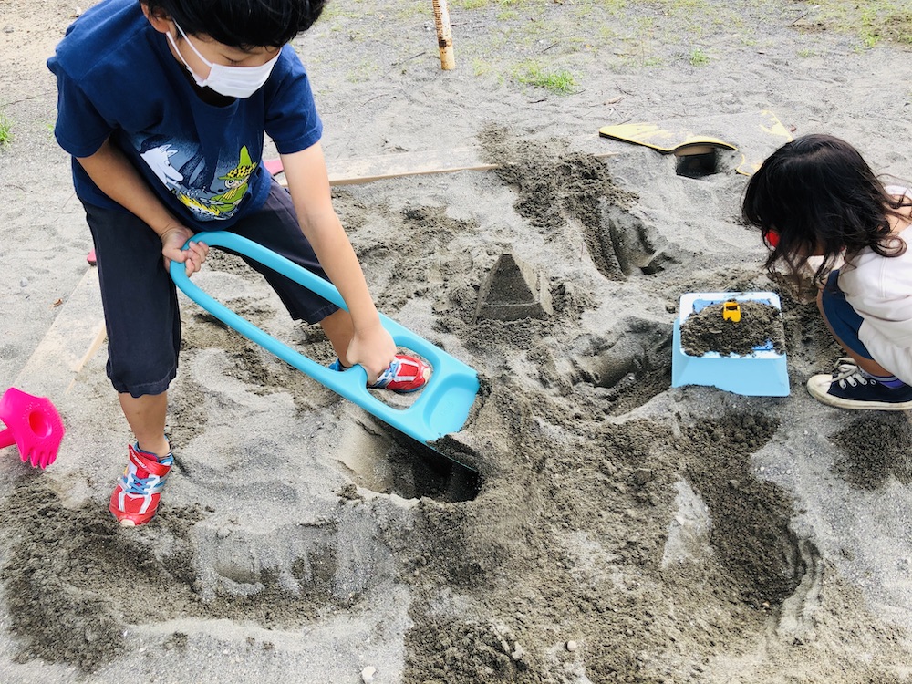 エデュテ スコッピー キュート Quut 砂遊び 水遊び プール遊び お風呂遊び おもちゃ ふるい ショベル 公園 スコップ