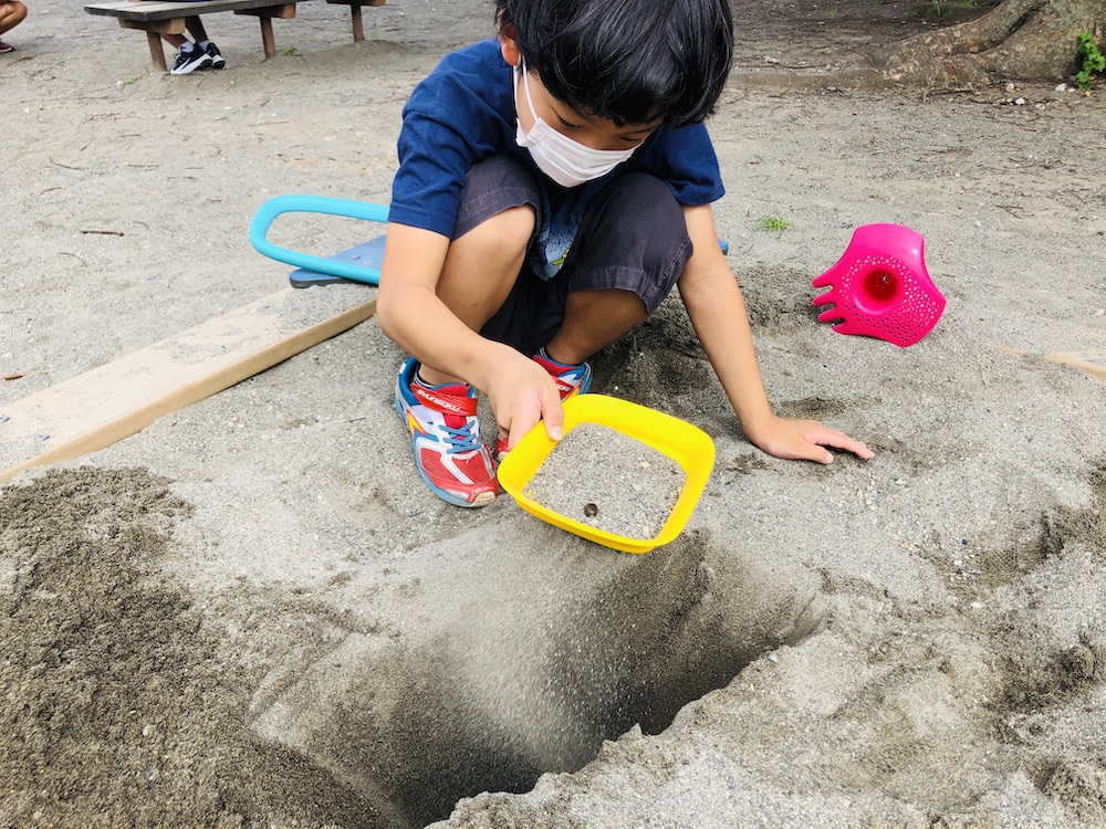 エデュテ スコッピー キュート Quut 砂遊び 水遊び プール遊び お風呂遊び おもちゃ ふるい ショベル 公園